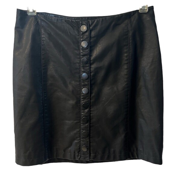 Free People skirt Womens Sz 4 vegan leather mini snap Front Black baddie rocker